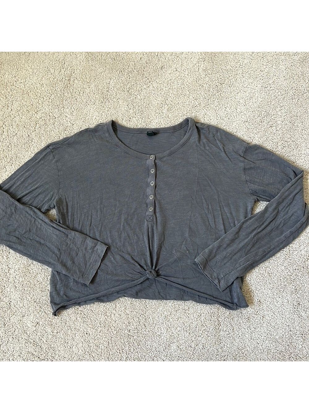 Women’s grey long sleeve crop T. Knotted front. Size M